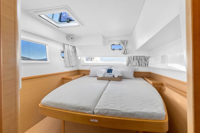 Offline Lagoon 42.4 Sailing Catamaran Stbd aft cabin