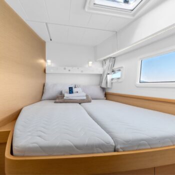 Offline Lagoon 42.4 Sailing Catamaran stbd fwd cabin