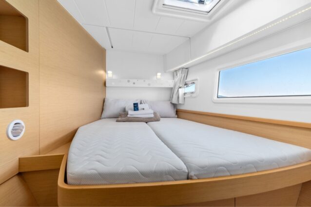 Offline Lagoon 42.4 Sailing Catamaran stbd fwd cabin
