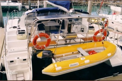 1252548450dinghy-in-davits_seawind_6_png-400x267