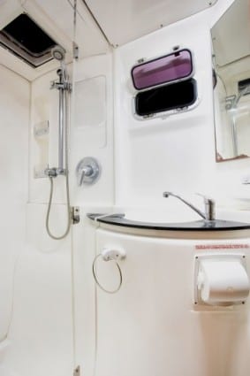 Whitsunday Escape sailing catamaran Leopard 40 Bathroom