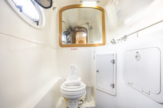 Whitsunday Escape power catamaran Voyager 1040 Bathroom