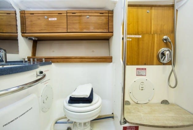 Whitsunday Escape sailing yacht Bavaria 42 Aft Bathroom