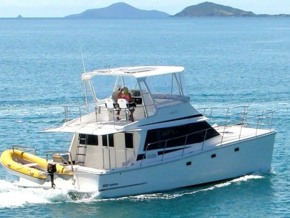 Whitsunday Escape power catamaran Scimitar 1010 Skipper yourself Charter