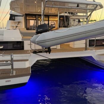 Leopard 42.3 W CRear Deck blue lights