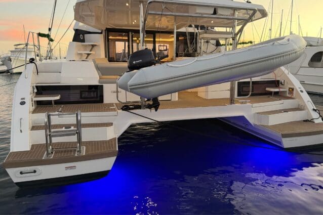 Leopard 42.3 W CRear Deck blue lights