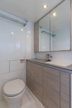 Mysa Leopard 50.5 Sailing Catamaran - Bathroom