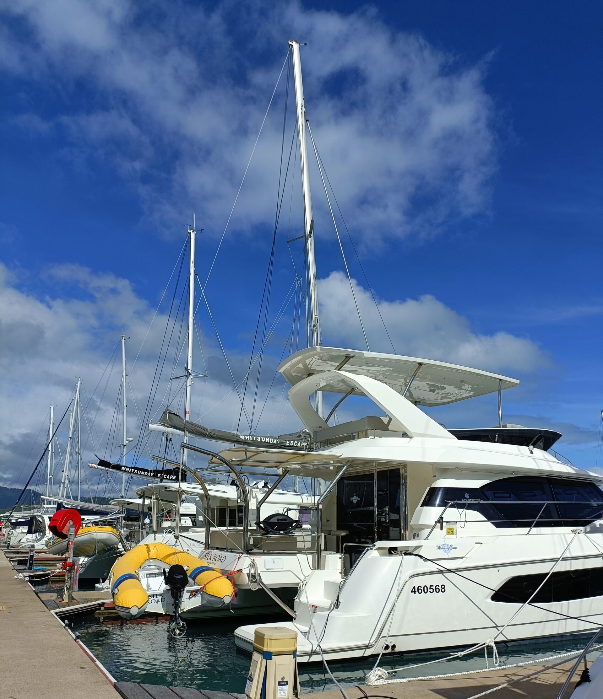 private yacht hire airlie beach